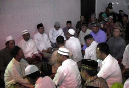 Gus Ipul Tahlilan di Rumah Korban Lion Air JT-610