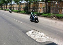 Jalan Gresik-Surabaya Dikeluhkan Rusak