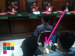 Terdakwa Jimmy's Club Bermain HP Saat Sidang