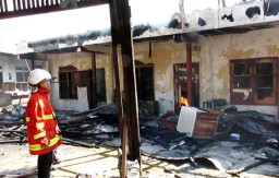 Ditinggal Sholat Jumat, Gudang Kayu Terbakar