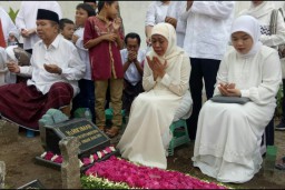 Sebelum ke TPS 16, Khofifah Berziarah ke Makam Keluarga