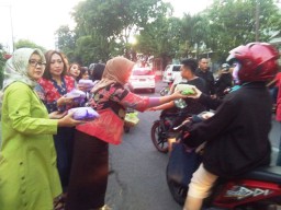 Komunitas LDLS Berbagi Takjil di Tenggilis Mejoyo