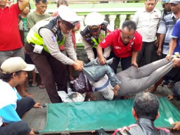 Senggol Spion, Wanita 44 Tahun Tewas