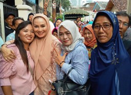 Lucy Kurniasari Bagikan Gratis Kartu BPJS