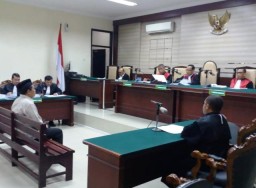 Mantan Kadis Perkebunan Jatim Dituntut 1,5 Tahun