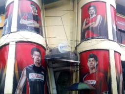Iklan Rokok Dominasi GOR Bulutangkis Soedirman