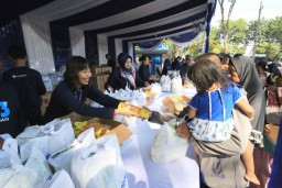 Pelindo Regional Jawa Timur Bagi-bagi Sembako