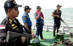 Petugas PLP Tanjung Perak Patroli Kapal Terbakar