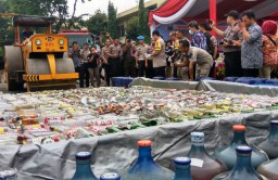 Polda Jatim dan Jajaran Musnahkan Ribuan Miras