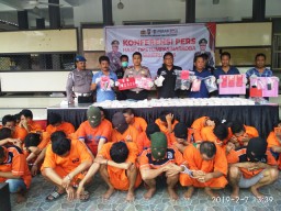 Polres Pelabuhan Tanjung Perak Pamer Tangkapan 232.000 Pil Koplo