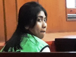 Putri Gadaikan Perhiasan Toko Mas Rp 19 Juta