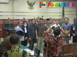 Saksi Bulusari Foto Barsama di Ruang Sidang Tipikor