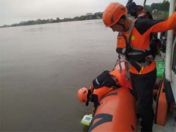 Kapal Longboat Tabrak Tongkang di Sungai Kapuas
