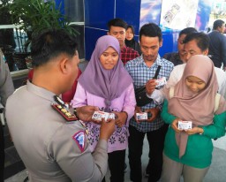 Satlantas Polrestabes Surabaya Bagikan SIM Gratis