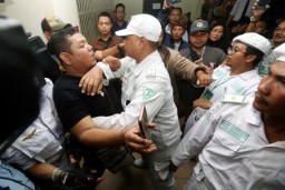 Sidang Ahmad Dhani Ricuh, LPI Serang Wartawan