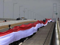 Bentang Bendera Merah Putih 3219 Meter di Jembatan Suramadu