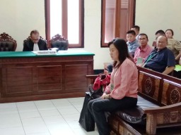 Sylvia Niken Wailandauw Duduk Dipesakitan