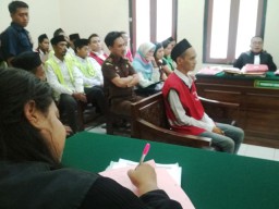 Kirim Sabu ke Candi, Tom Adhitama Disidang