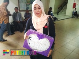 Vanessa Angel Diberi Orang Tua Mukena dan Sajadah