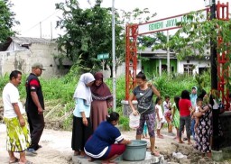 Emak-emak Sememi Jaya Mencuci Pakai Air Selokan