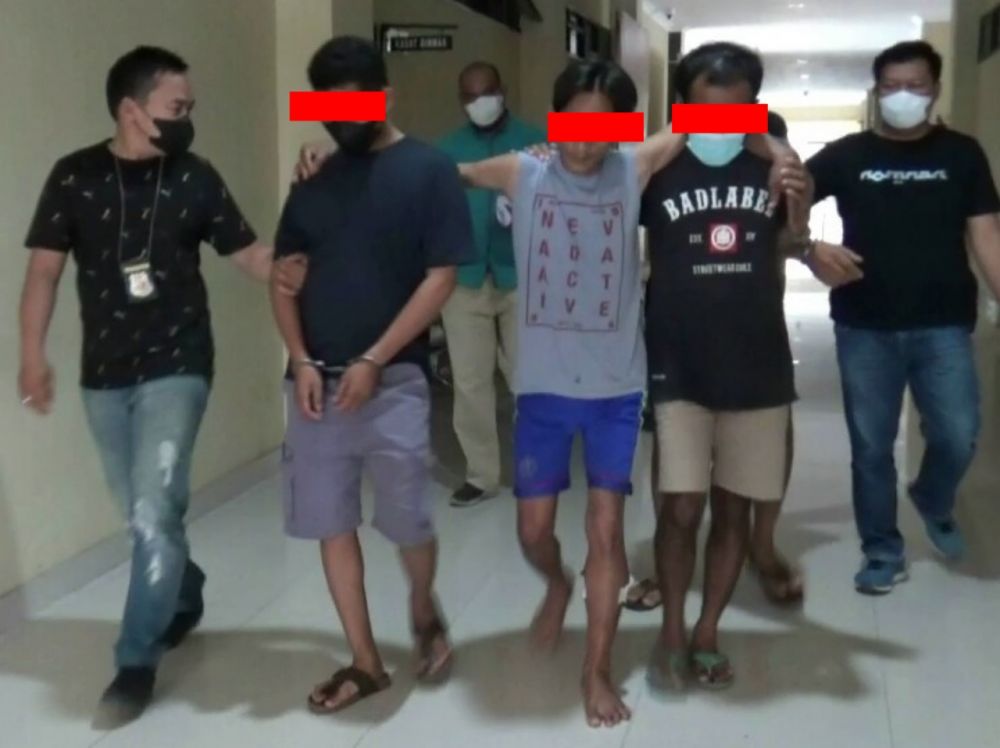 Tiga terduga pelaku pencurian motor di rumah mertua Kapolda Metro Jaya.