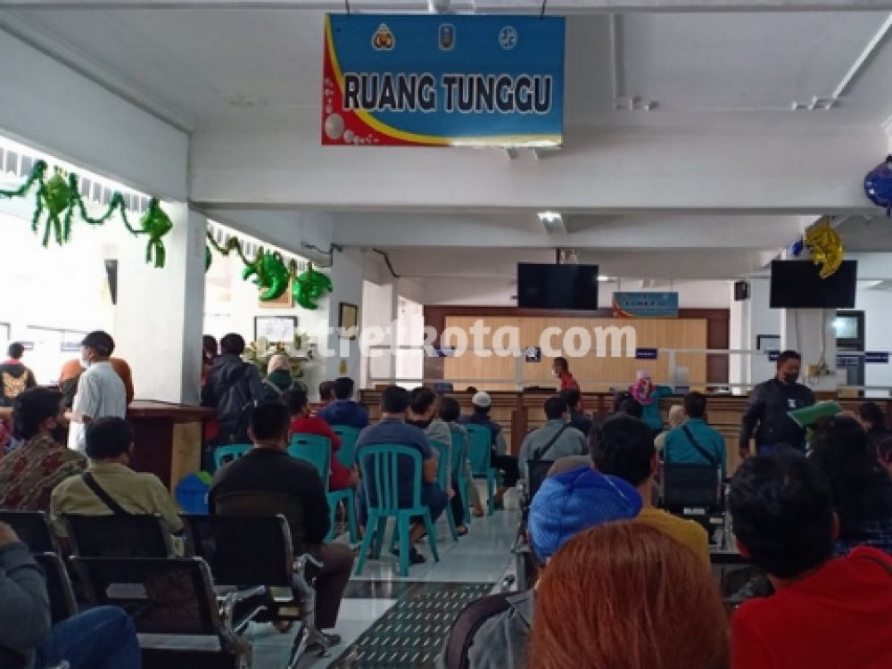 Suasana di ruang tunggu Samsat Tandes, Sabtu, (04/06/2022).