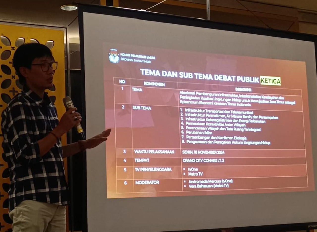 Komisioner KPU Jatim saat paparan debat ketiga