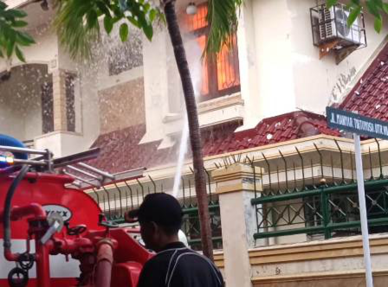 kebakaran rumah di Jalan Manyar Tirtoyoso Utara 7 Surabaya.
