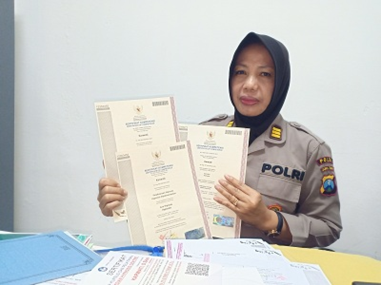 AKP Karwati Kaur Ren Binmas Polda Jatim dengan sederet sertifikasi dan piagam ilmu hipnoterapi.