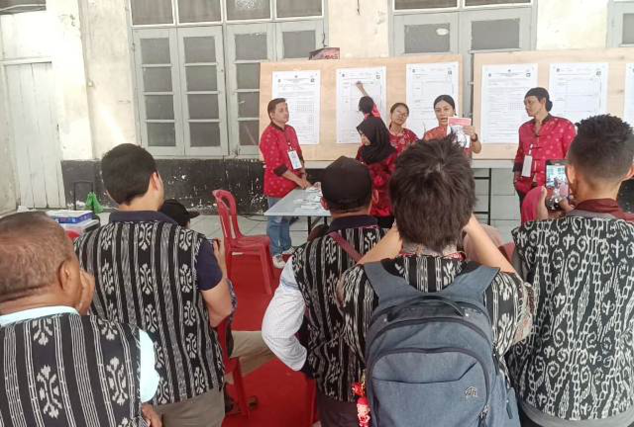 Perhitungan suara di TPS 04 Tambak Bayan.