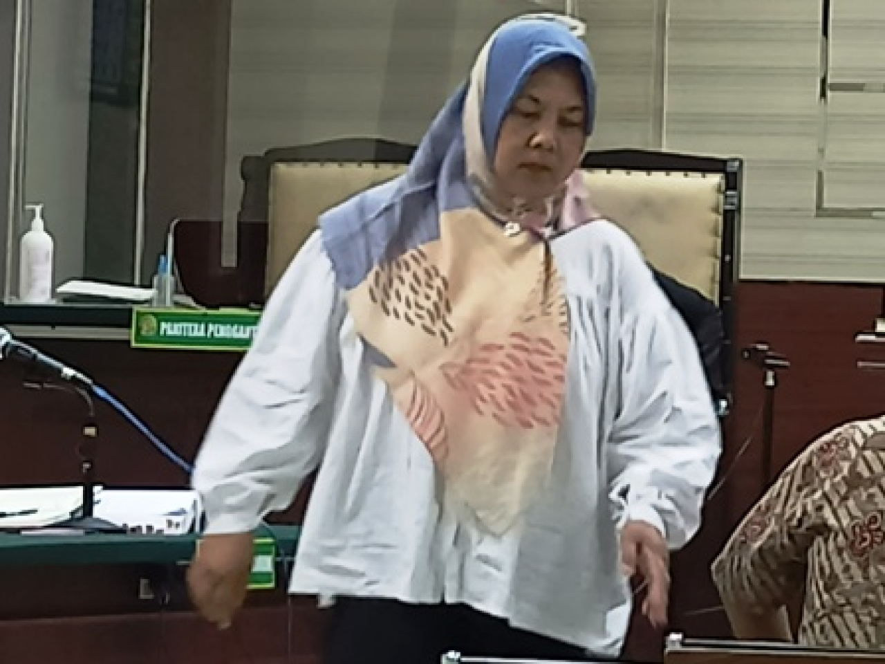 Puji Astuti saat di PN Tipikor Surabaya.