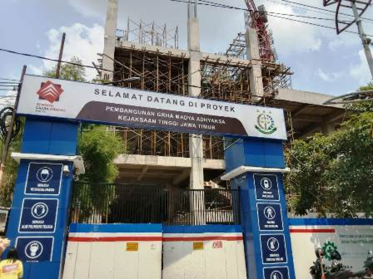 Kontraktor Buat Lagi Papan Nama Proyek Miliaran di Kejati Jatim