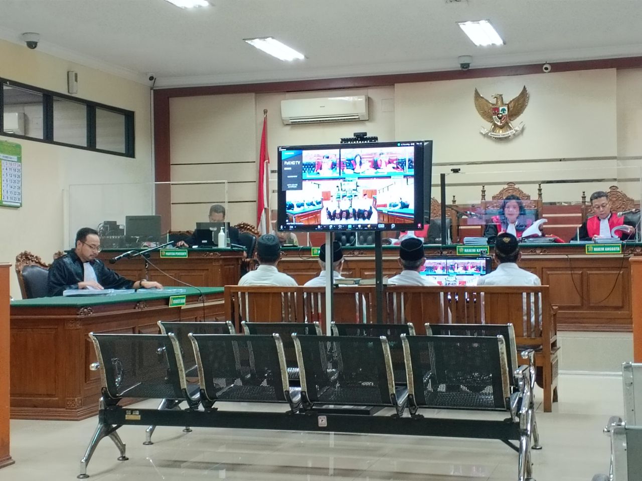Terdakwa Sentra Kuliner Sukodadi Lamongan saat mendengar Jaksa membaca tuntutan.