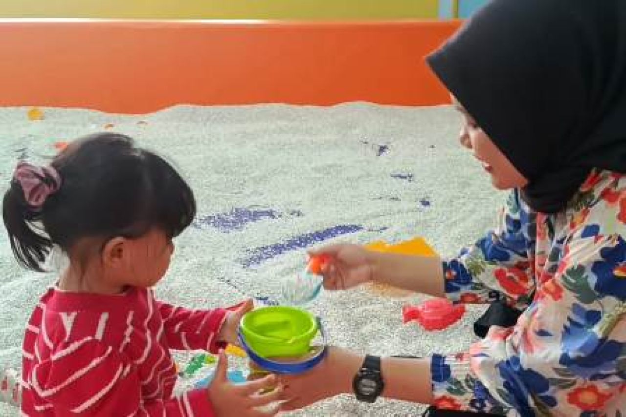 Silfiana Wulandari bersama anaknya di Playground