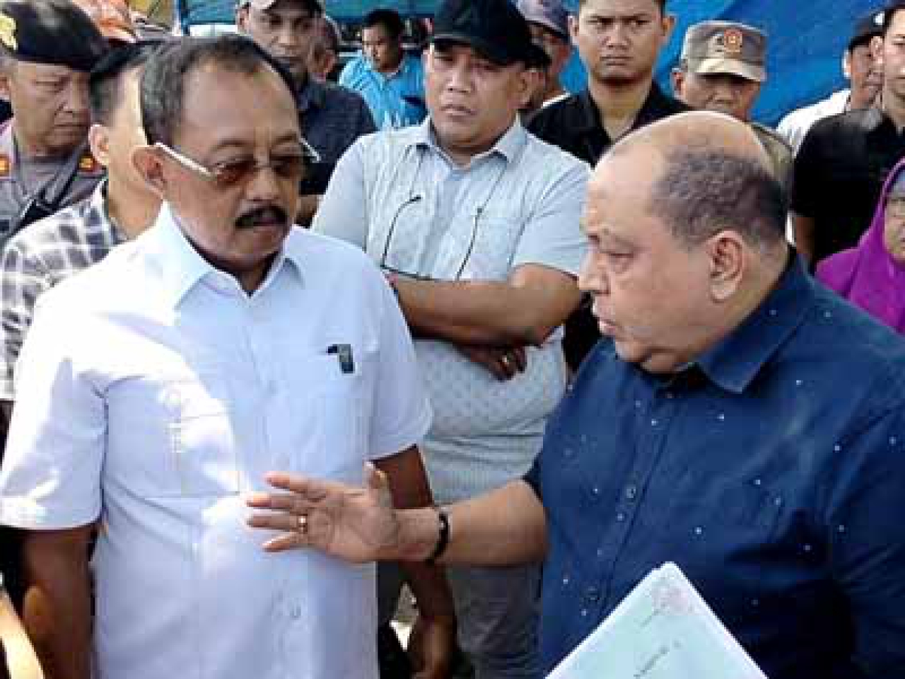 Salim Bachmid (kanan), saat berupaya meyakinkan Wakil Wali Kota Surabaya Armuji, tentang pembangunan PAR GSI yang dituduhnya tidak mengantongi PBG / IMB, Kamis siang, (19/12/2024).