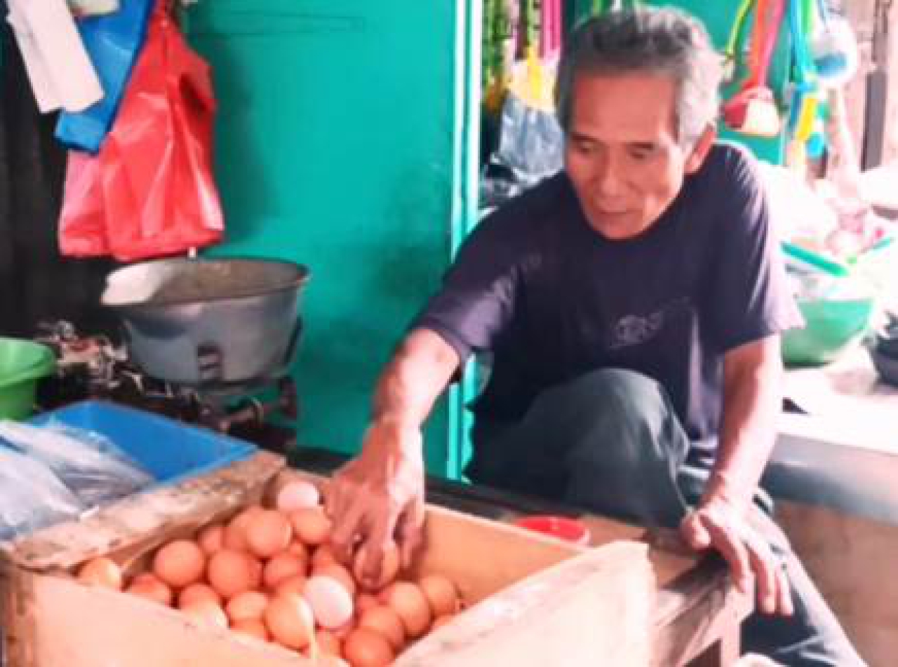 Pedagang Pasar Dukuh Kupang Surabaya.