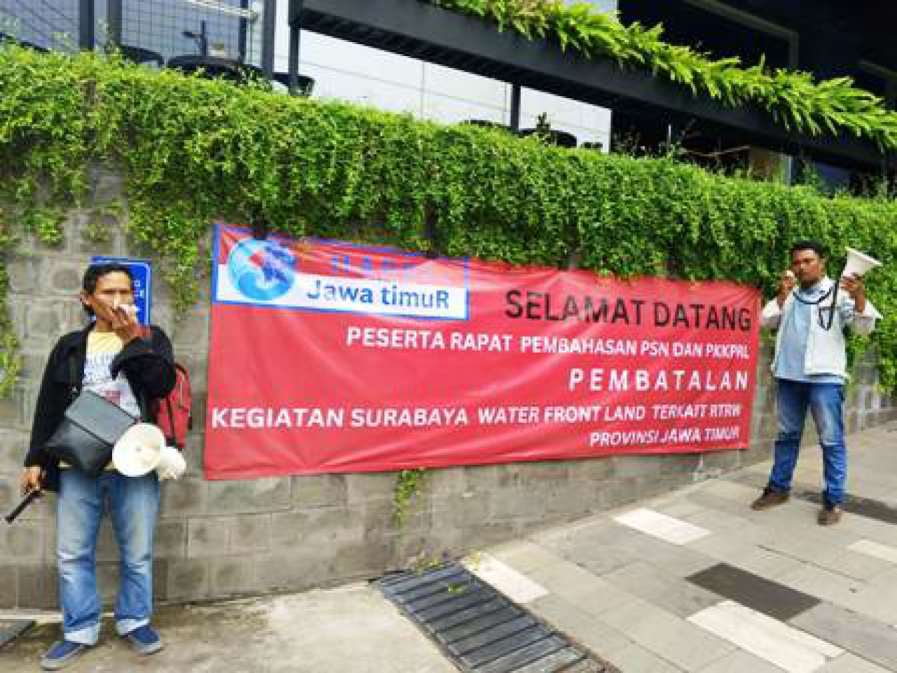 Spanduk penolakan reklamasi Surabaya Waterfront Land.