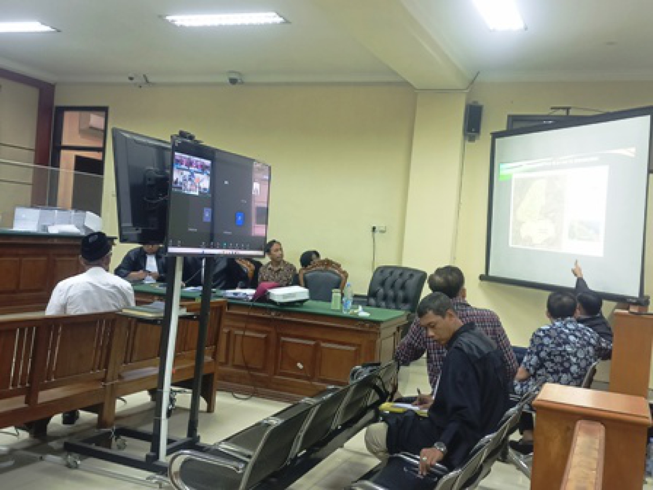 saksi saat menjelaskan tangkapan video lahan PTPN XI di Pasuruan,