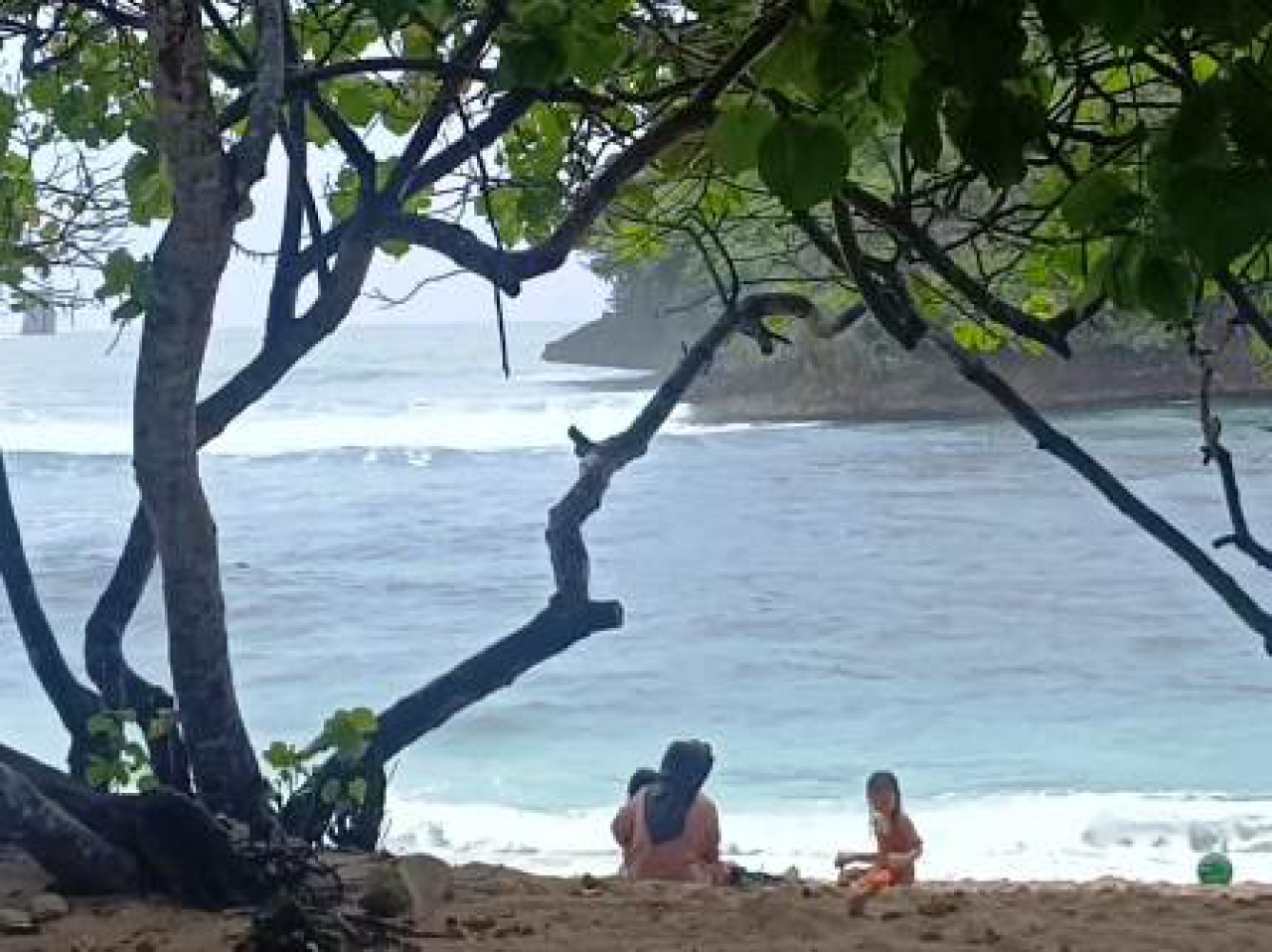 Wisatawan saat menikmati Pantai Teluk Asmara Wisata.