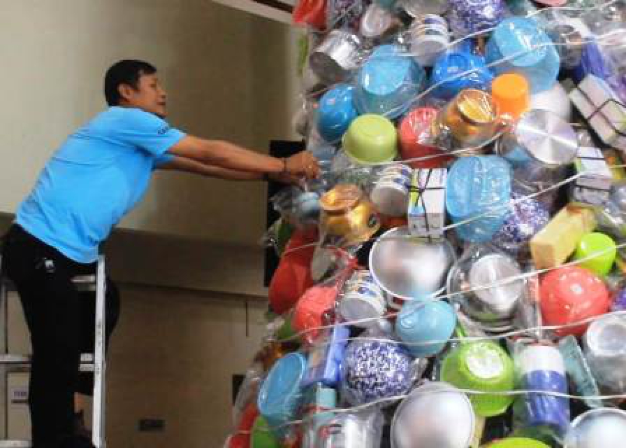 Pohon Natal Terbuat dari Peralatan Rumah Tangga Hingga Limbah