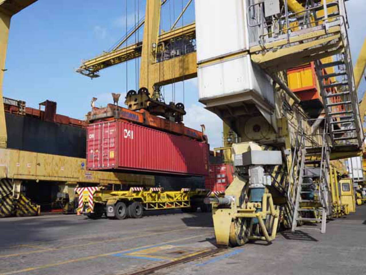 Kegiatan bongkar muat di Dermaga Internasional.