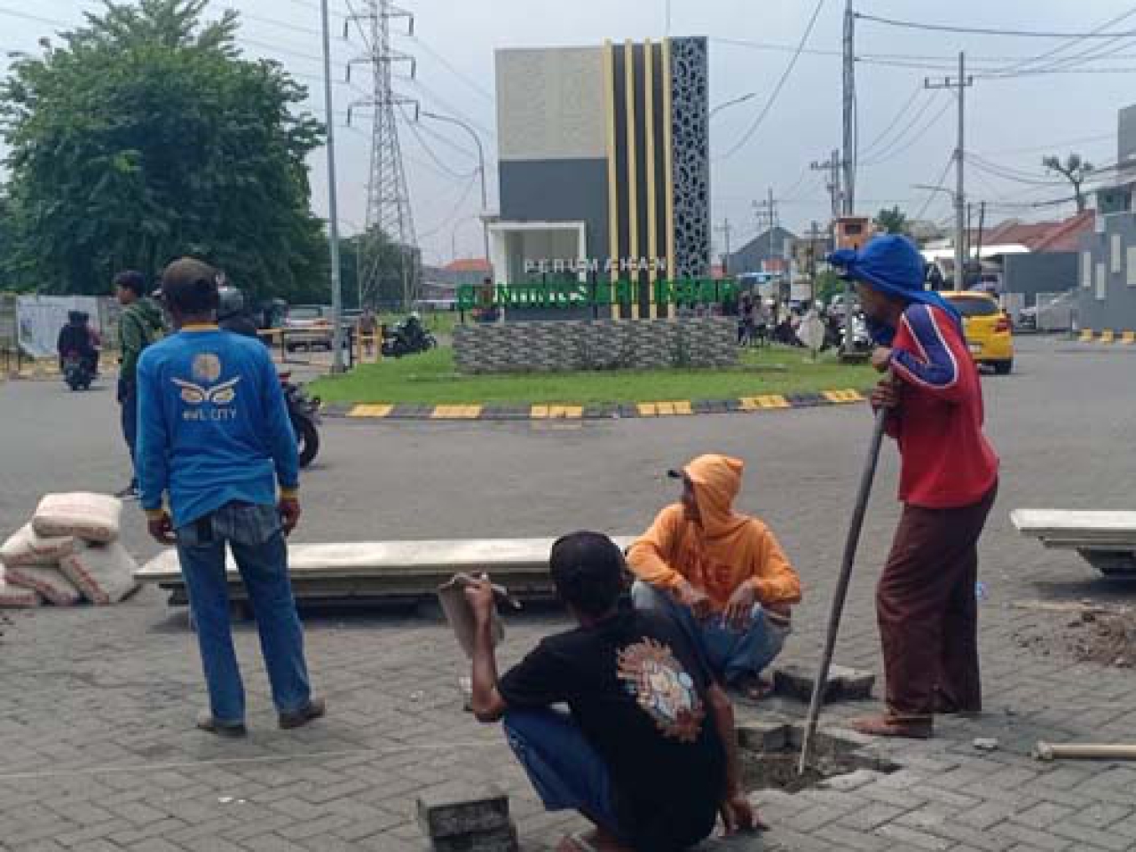 Sejumlah tukang kiriman Salim Bachmid melakukan pemasangan tembok beton di Jalan Masuk Perum GSI, Rabu, (15/01/2025).