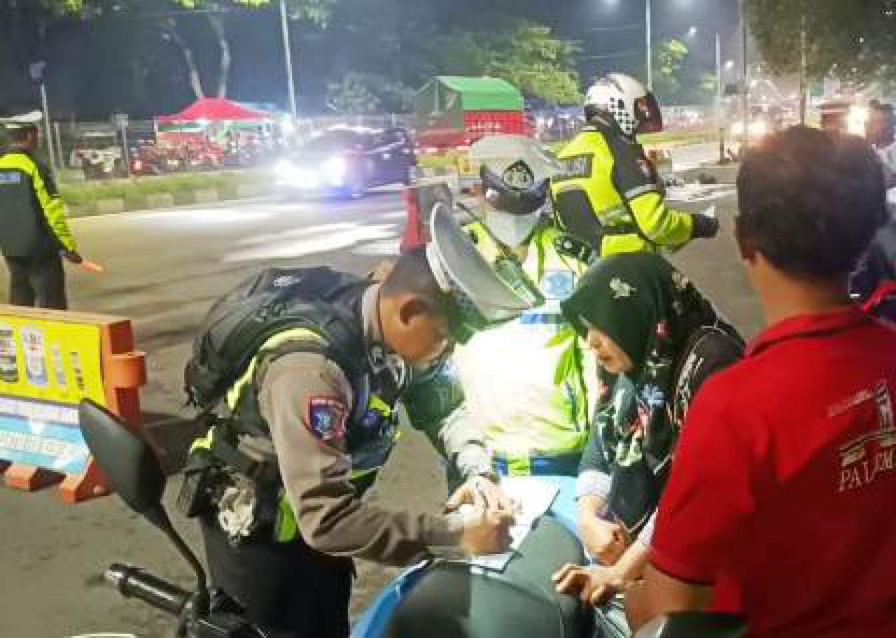 Razia di Jembatan Suramadu sisi Surabaya.