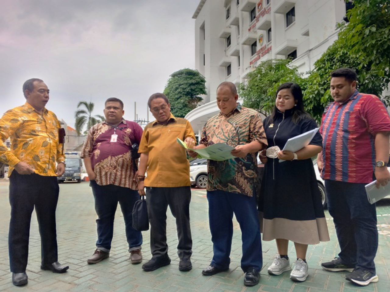 Tjetjep Mohammad Yasien didampingi tim hukum.