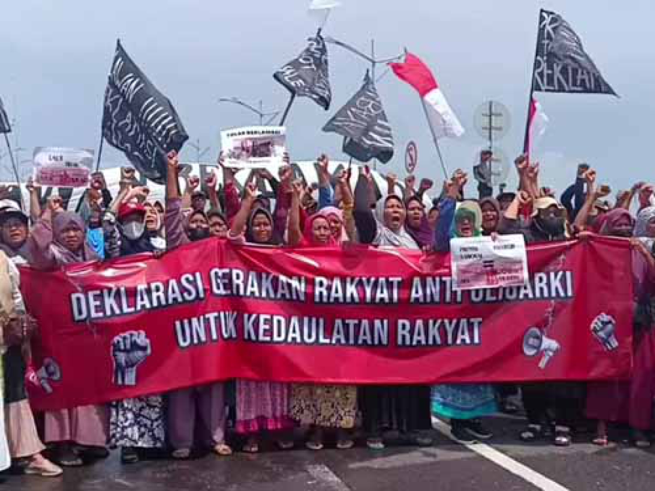 Ratusan warga Surabaya bersama aliansi ulama dan tokoh Jawa Timur, saat menggelar aksi damai di atas Jembatan Suroboyo di Jalan Kenjeran, Surabaya, Jawa Timur. Rabu siang, (8/1/2025).