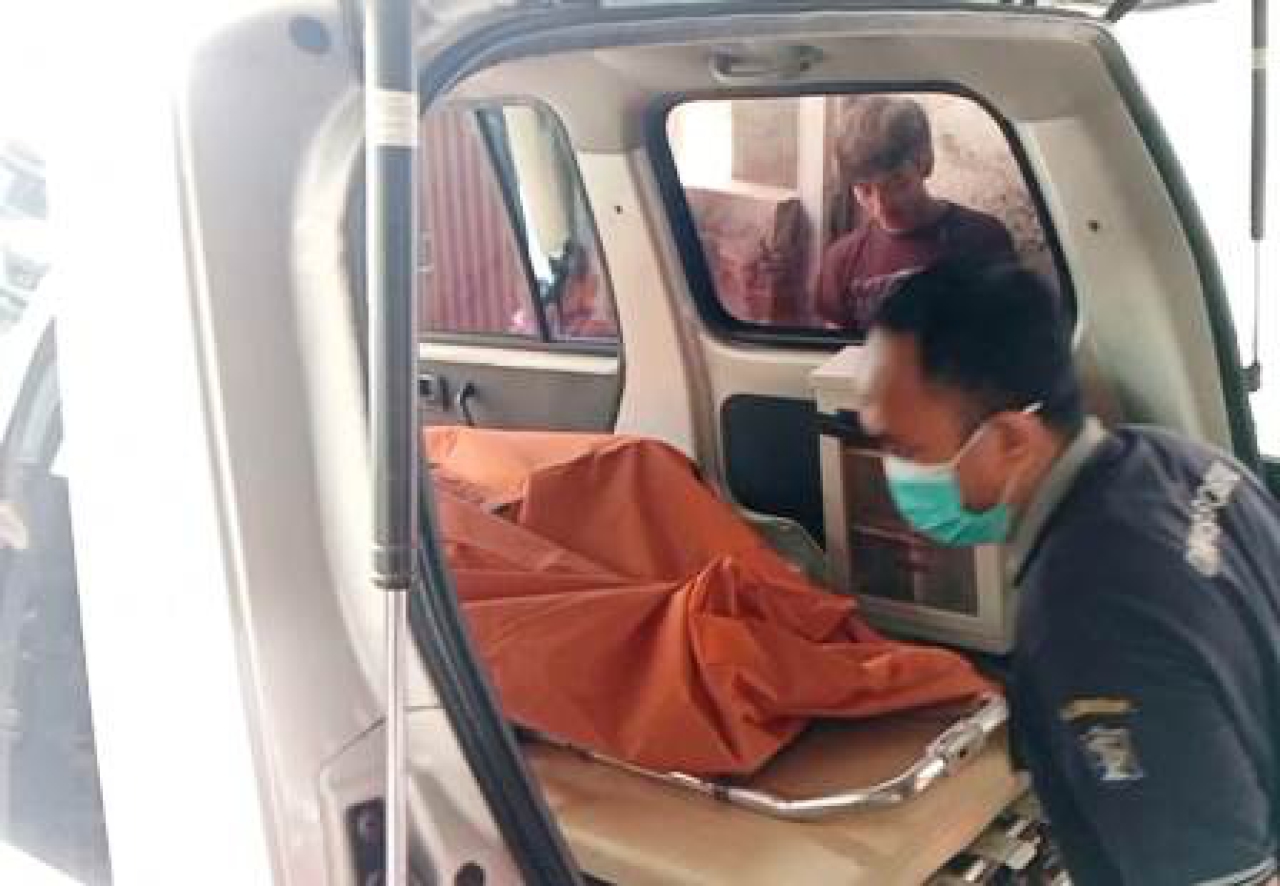 Satrio Moempoeni dibawa ambulance