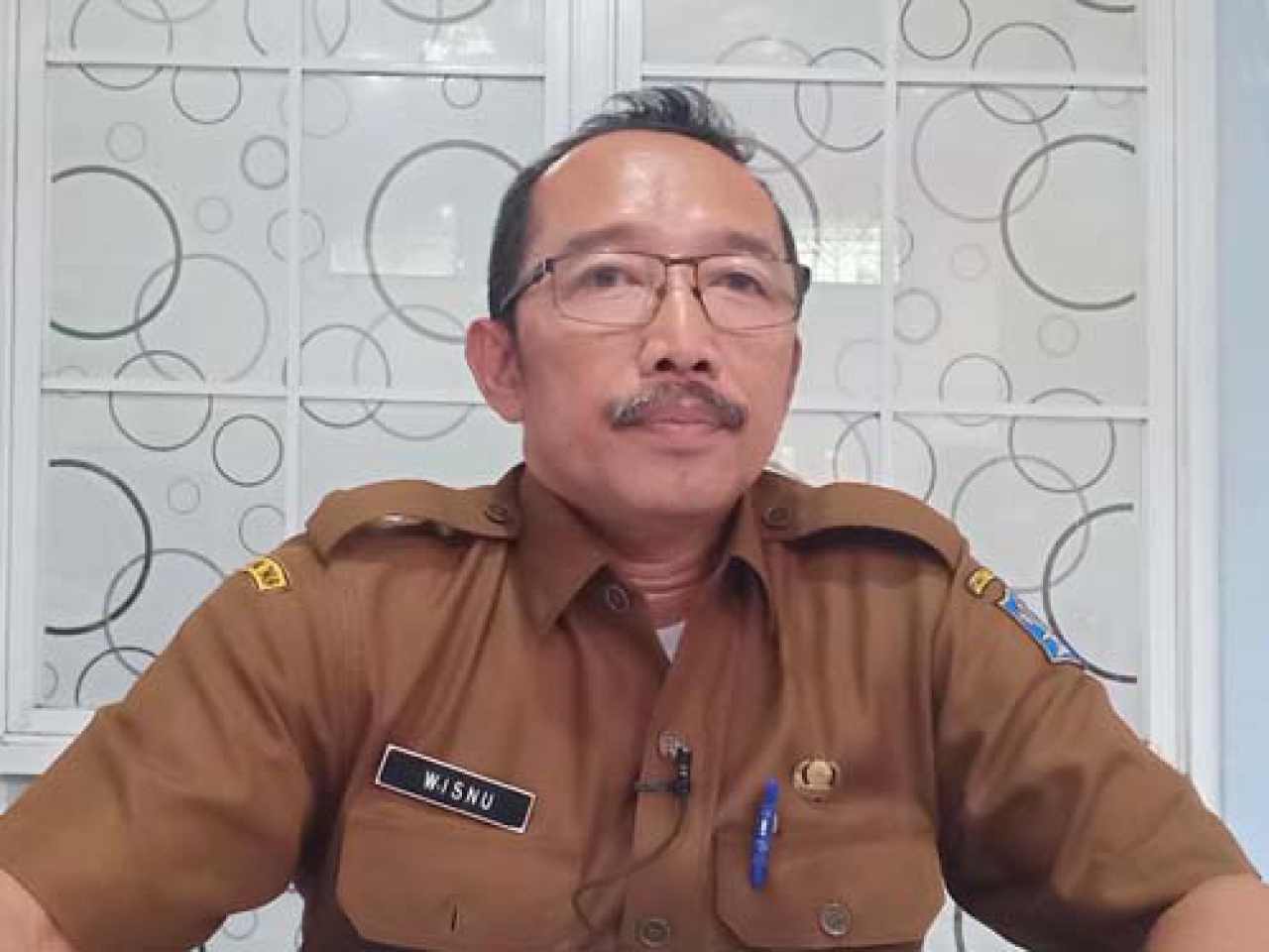 Wisnu Purwowiyono, Lurah Kedurus, Kecamatan Karangpilang, Kota Surabaya, ditemui di kantornya, Senin, (13/01/2025).