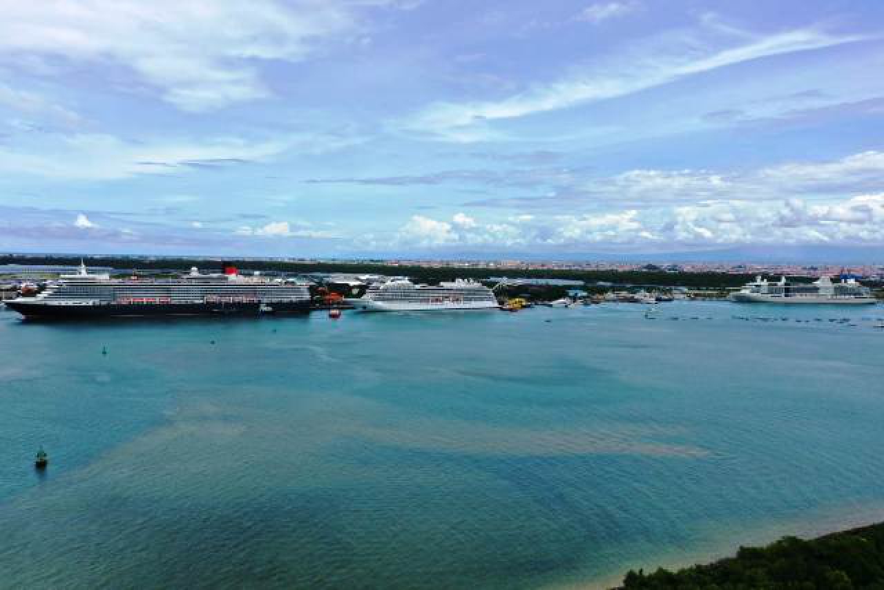 3 Kapal Pesiar Bersamaan Bersandar di Pelabuhan Benoa