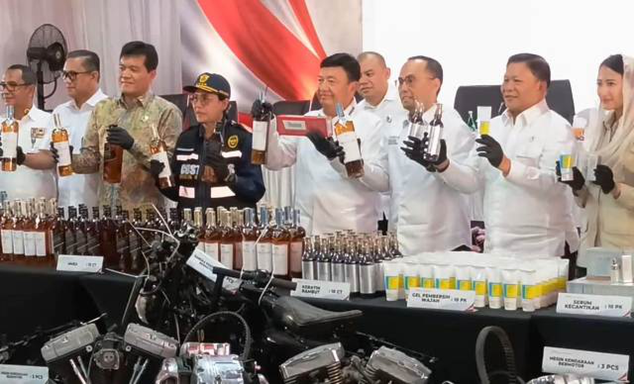 jumpa pers Bea Cukai di Tanjung Perak Surabaya.