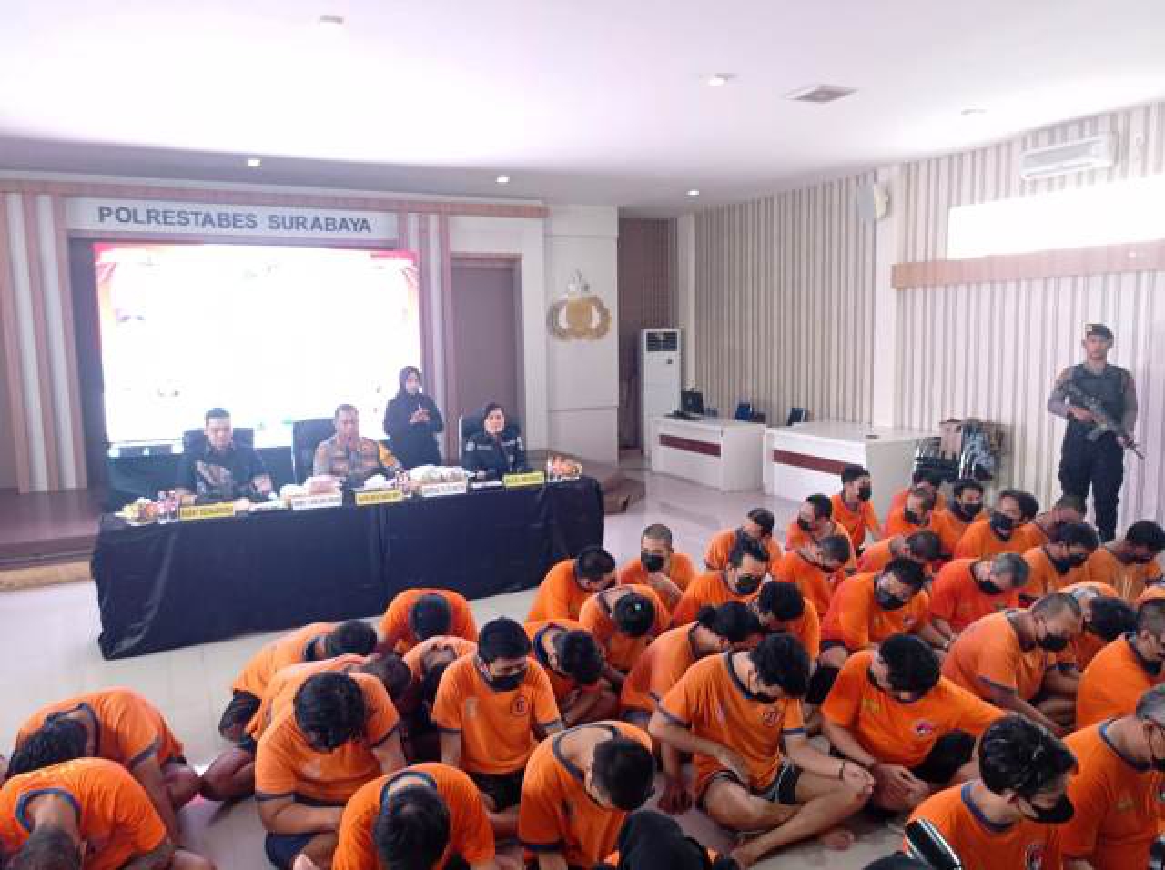 Polisi pamer 323 tersangka narkotika.